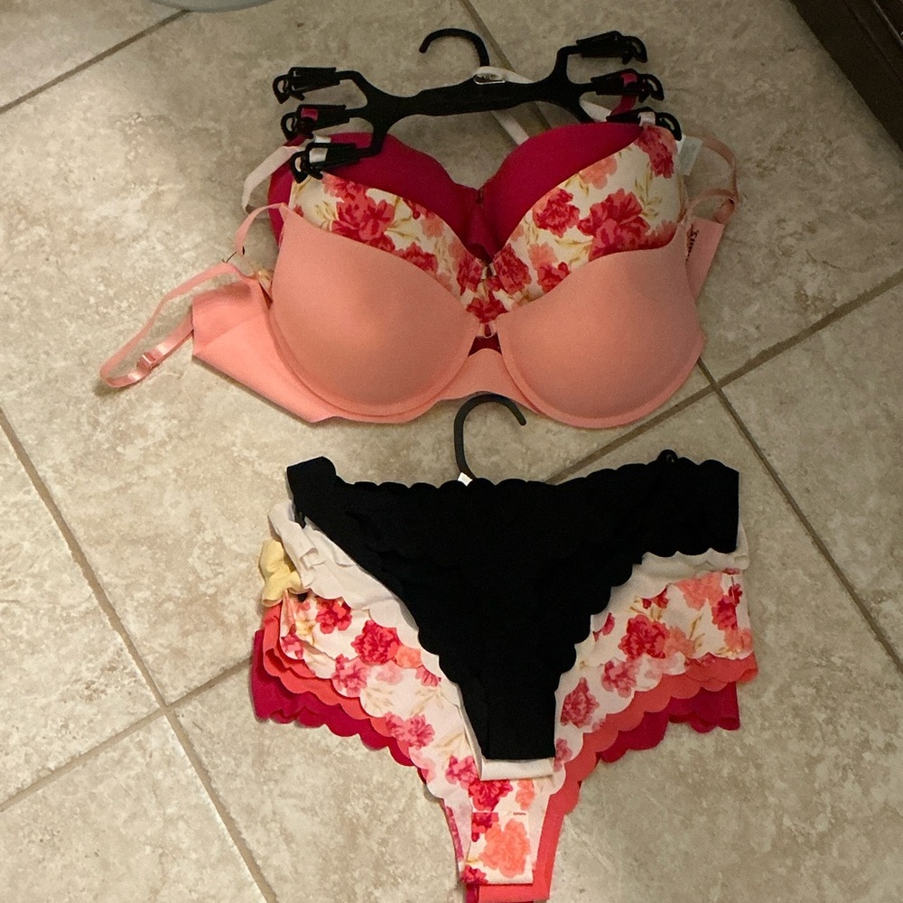 3 NEW Marilyn Monroe Floral and Solid 36C bras with 5 matching LG thongs.